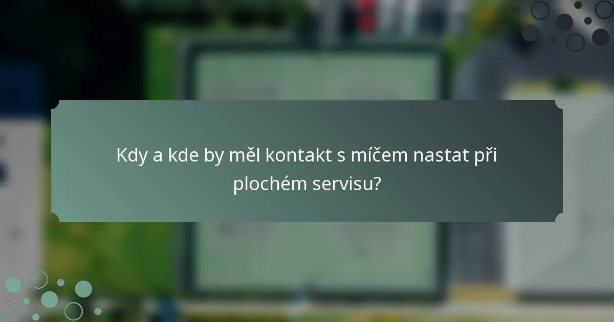 Kdy a kde by měl kontakt s míčem nastat při plochém servisu?